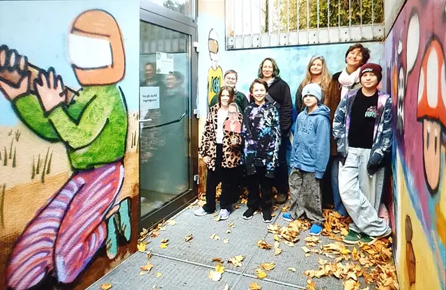 Petra Wiedemann und Lilo Stock vom Verein Tender, der mobilen Jugendarbeit, Petra vom Jugendtreff und Karoline Riha von MuKaTo mit den Jugendlichen | Foto: KOERNOE, Joanna Pianka 