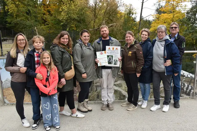 Namensgeber Christoph Büchel präsentiert die beiden erhaltenen Urkunden mit seinen Gästen und der Zoologischen Leiterin Barbara Forstner.  | Foto: Herbert Stoschek