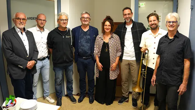Zwettler Wohnzimmer: die Gäste Herbert Grulich Senior und Junior, Obmann Gerhard Uitz, Gast Rudi Bind, Alex Tod von der Wohnzimmerband, Gastgeber Tom Weiss, Florian Weiß und Edwin Kainz von der Wohnzimmerband (von links). | Foto: Franz Fichtinger
