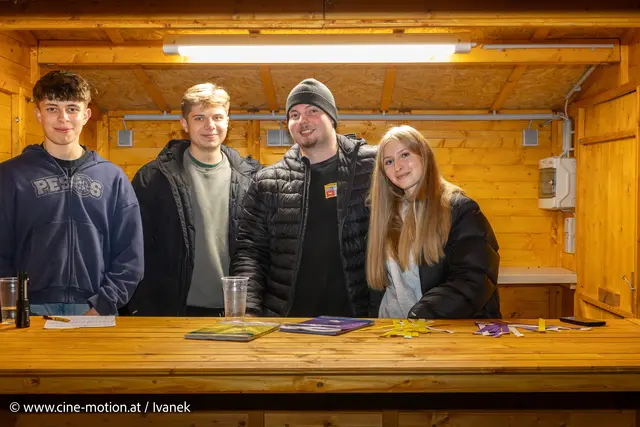 Alterskontrolle und Bänderausgabe übernahmen diese Drei, wobei Severin Bauer (2.von links) hier kurz vorbeischaute. | Foto: www.cine-motion.at / Ivanek