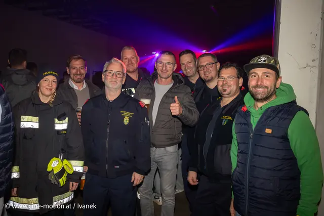 Freiwillig Feuerwehr Rauchenwarth zum Teil im Dienst mit OBI Daniel Kolber (ganz rechts) und mittendrin auch Thomas Buchberger (2. von links). | Foto: www.cine-motion.at / Ivanek