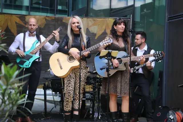 Tamara List und Anja Zalar mit Band, hier bei einem Auftritt in Weiz. | Foto: MeinBezirk/Hofmüller