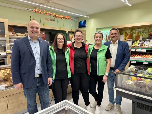 Freuen sich über die Wiedereröffnung des Geschäftes in Königsdorf: Bürgermeister Mario Trinkl, Mitarbeiterin Sabine Holler, neue Betreiberin Doris Teichtinger, Mitarbeiterin Sonja Leitgeb und Ronald Tanczos von der Kastner-Gruppe. | Foto: Elisabeth Kloiber/Ida Sammer