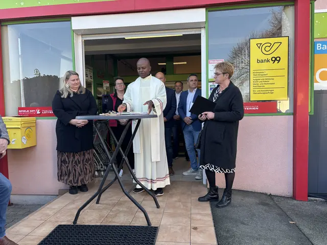 Pfarrer Remigius Emeka Okafor führte die Segnung des Geschäftslokals aus.  | Foto: Elisabeth Kloiber/Ida Sammer
