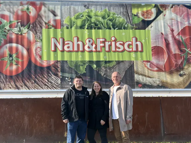 Bürgermeister Emmerich Zax (links) und Vizebürgermeister Hansjörg Schrammel heißen die neue Kaufhaus-Betreiberin Lisa Wagner in Bildein willkommen. | Foto: Kulturverein Grenzgänger