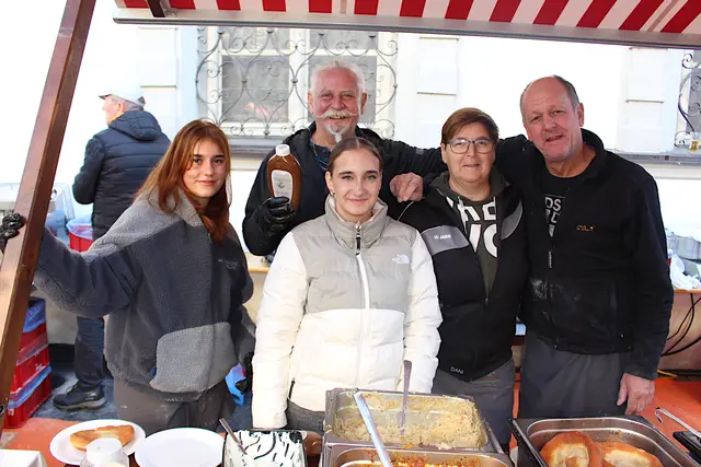 Das Team vom Reschenhof kochte für die Bindertanzgesellschaft auf.