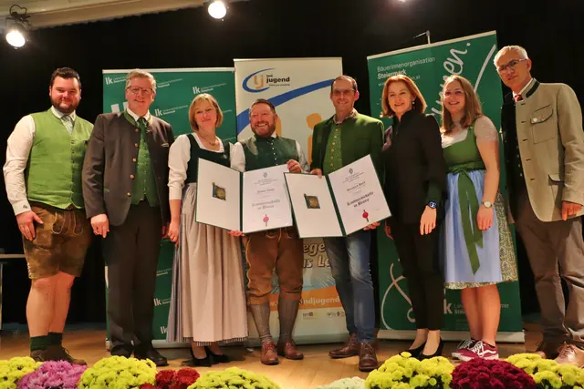Die Feldkirchner Johann Krois und Bernhard Hatzl erhielten die Kammermedaille in Bronze. Gregor Reitzer, Andreas Steinegger, Andrea Simperl, Simone Schmiedtbauer, Maria Prietl und Manfred Kohlfürst gratulierten.  | Foto: Edith Ertl