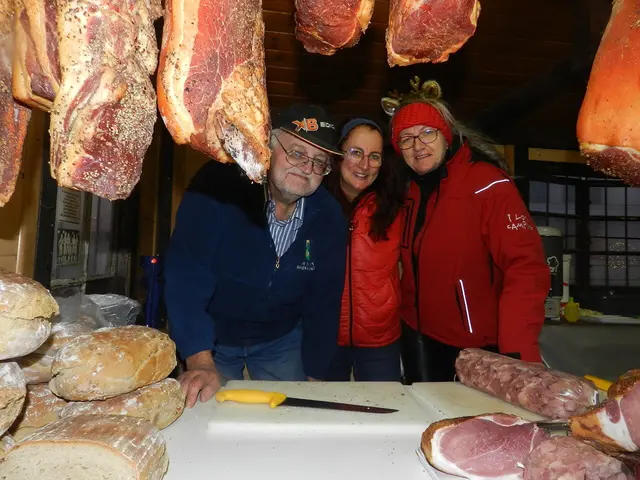 Walter,  Martina Goldnagl, Andrea  Reinagl Hier gab es Schnaps , Brot und Fleisch zum Kaufen | Foto: Heribert Punz