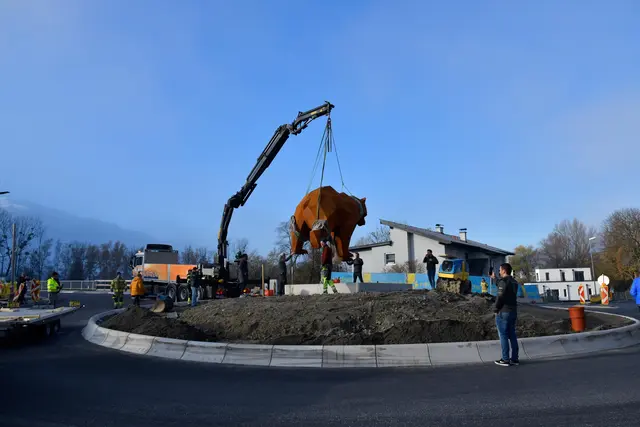 Mithilfe eines Krans wurde die 800 Kilogramm schwere Konstruktion an einen betonierten Sockel gehoben. | Foto: ZOOM.TIROL