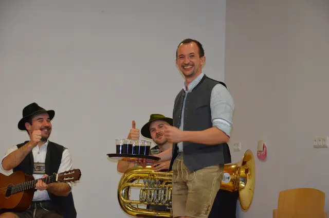 Veranstalter Maximilian Leitinger versorgt die Rossbrand Musikanten mit Getränken. | Foto: Maria Astner-Meißnitzer