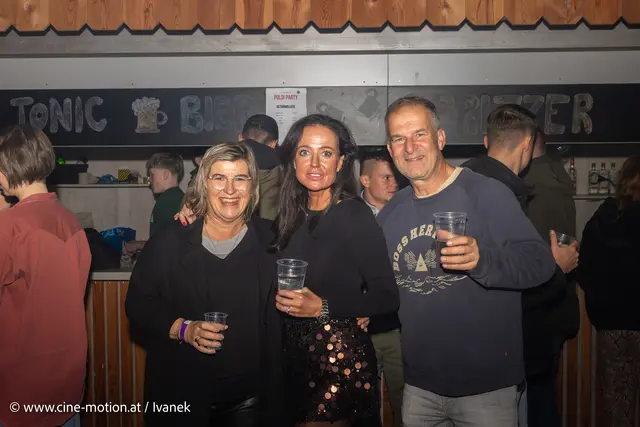 Familie Hager- Silvia und Wilhelm umrahen  das Geburtstagskind des Tages - Therese. | Foto: www.cine-motion.at / Ivanek