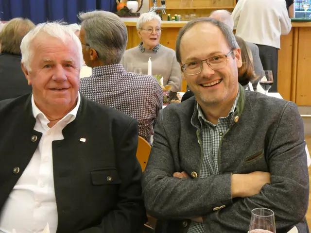 Landesobmann des Verbandes der Tiroler Obst- und Gartenbauvereine Pepi Stocker und Peter Frank von der Landwirtschaftskammer Landeck bei der Jubiläumsfeier. 