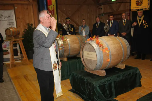 Monsignore Zonschits segnete den Taufwein. | Foto: Raimund Mold