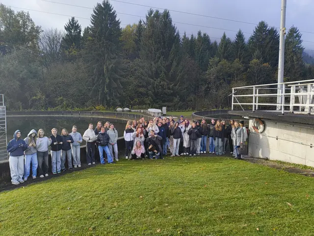 Gruppenfoto der 1AHW und 1BHW beim Besuch der Spittaler Kläranlage. | Foto: (c) hlwspittal