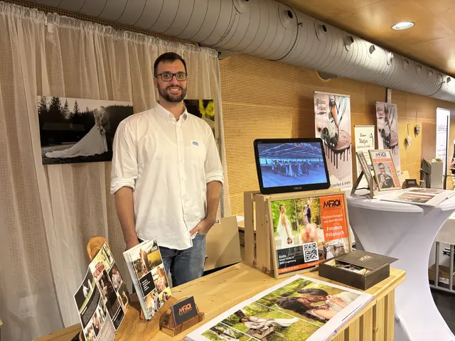 Erstmals gab es auf der Galerie im Stadtsaal eine "Mini Hochzeitsmesse". Im Bild der Fotograf Manuel Froihofer aus Langenwang. | Foto: MeinBezirk/Angelina Koidl