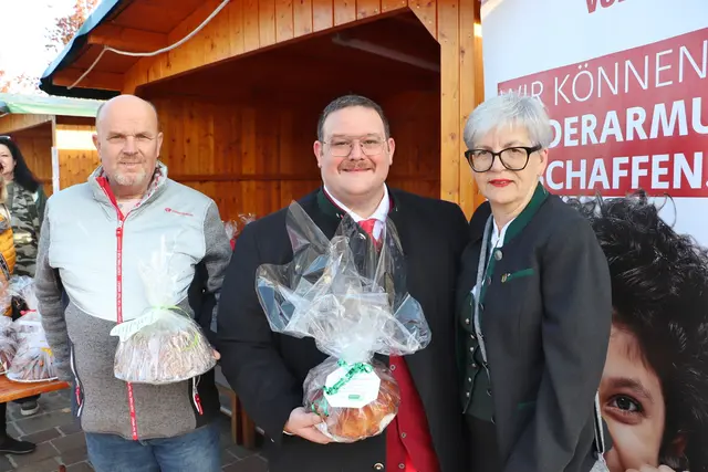 Anneliese Kolleger-Steger brachte einen Topfengugelhupf. "Weil es für einen guten Zweck ist und ein schöner Anlass, die Gemeinschaft zu pflegen", sagte die Bezirksleiterin der VP-Frauen. Rene Strohmeier und Harald Wilfling von der SPÖ Feldkirchen dankten für die vielen Zeichen der Solidarität mit Kindern. | Foto: Edith Ertl