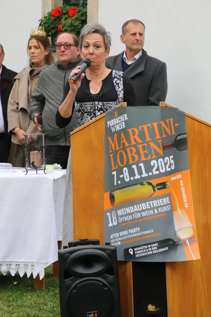 Sonja Putz bei der Begrüßung der vielen Gäste  | Foto: Eduard Wimmer