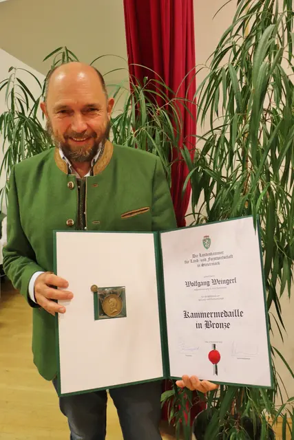 Der Frohnleitner Wolfgang Weingerl mit der Kammermedaille in Bronze | Foto: Edith Ertl