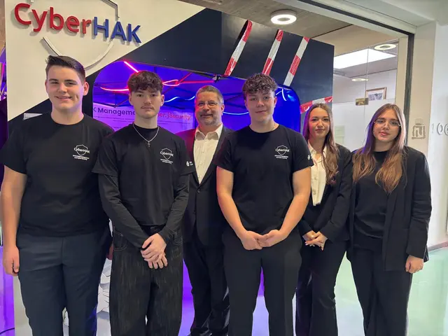 Großer Andrang beim Tag der offenen Tür an der BHAK/BHAS Horn

Schüler:innen begeisterten mit Engagement und vielfältigen Einblicken

HORN – Am 7. und 8. November 2025 öffnete die BHAK/BHAS Horn ihre Türen und lud zu den traditionellen Tagen der offenen Tür ein. Zahlreiche Jugendliche, Eltern und Interessierte nutzten die Gelegenheit, sich vor Ort über das breite Ausbildungsspektrum der Schule zu informieren. | Foto: Manuela Danzinger