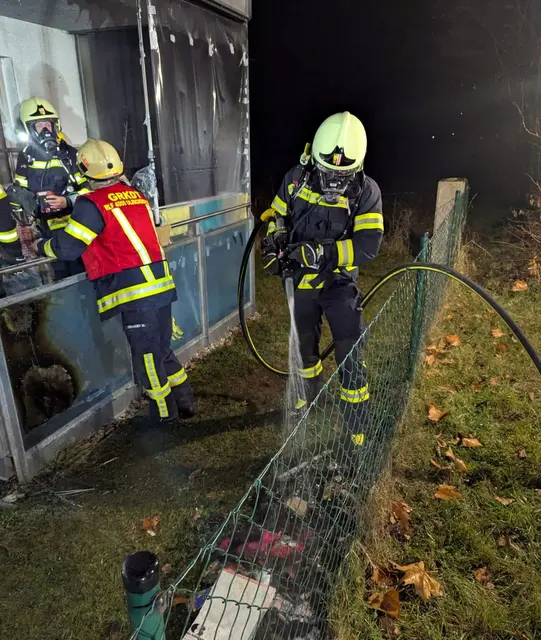 Die Feuerwehren mussten "nur mehr" nachlöschen. Das beherzte Eingreifen von Nachbarn verhinderte schlimmere Folgen.  | Foto: FF Ulrichsberg
