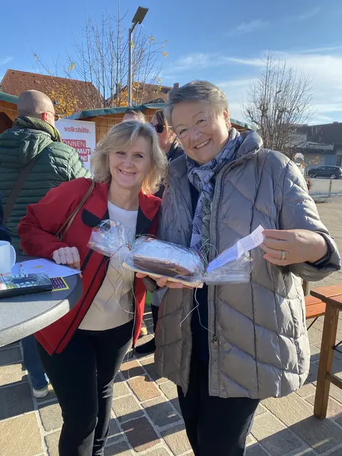 Setzen Zeichen gegen Kinderarmut: Gabriela Immerl und Barbara Gross.  | Foto: Goldberg