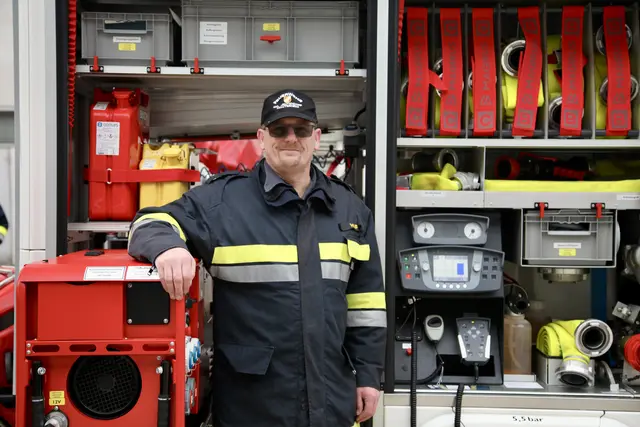 Jürgen Huf präsentiert stolz die Einsatzgeräte der Freiwilligen Feuerwehr. 
