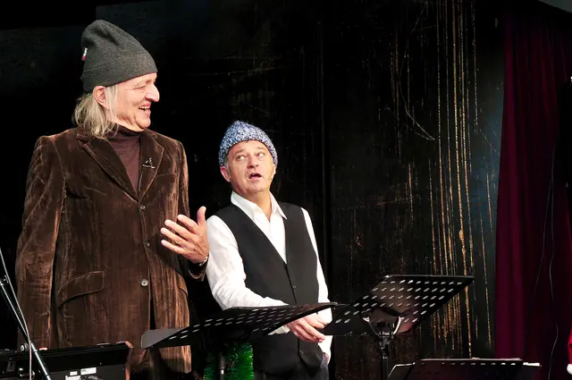 Fixpunkt auf jedem Adventmarkt: Siggi Haider und Markus Linder haben wieder einiges aufzuarbeiten. | Foto: Hassl