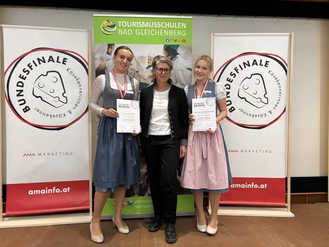 Lisa Pfaffinger und Luisa-Marie Innerlohinger vertraten die HLW Wolfgangsee beim Bundeswettbewerb der "Diplomierten Käsekenner:innen" in Bad Gleichenberg und holten Silber. | Foto: HLW Wolfgangsee