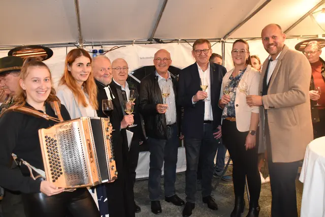 Gemütliches Martiniloben in Rechnitz: Aline Graf, Landtagsabgeordnete Carina Laschober-Luif, Wilfried Salber, Diakon Alfred Resetar, Reinhard Koch, Anton Szmolyan (Bürgermeister Weiden bei Rechnitz), Gemeindevorständin Maria-Magdalena Kurz und Vizebürgermeister Daniel Karacsonyi | Foto: Michael Strini