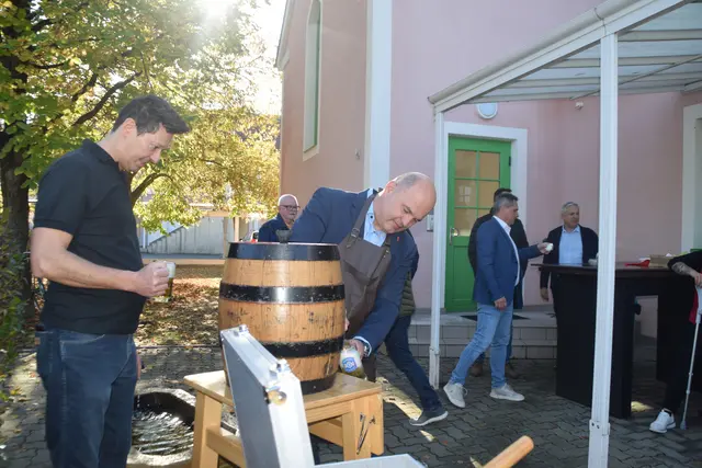 Nach der Feier nahm Bürgermeister Mario Trinkl den Fassanstich vor.  | Foto: Elisabeth Kloiber/Ida Sammer