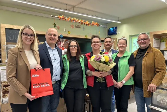 Gratulierten zur Eröffnung: Katharina Bagdy, Mario Trinkl, Sabine Holler, Doris Teichtinger, Ronald Tanczos, Sonja Leitgeb und Josef Kropf (v.l.). | Foto: WKB