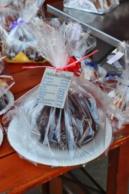 Der erste Gugelhupf-Käufer war Feldkirchens Pfarrer Edi Muhrer.  | Foto: Edith Ertl