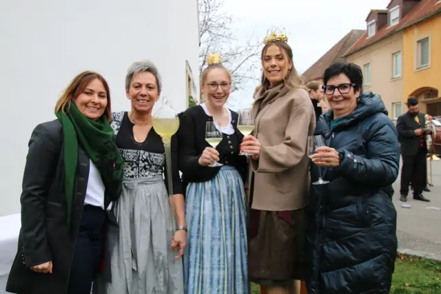 v. li. Katharina und Sonja Putz, Weinprinzessin Lena mit Maria IV und Elisabeth Schüller  | Foto: Eduard Wimmer