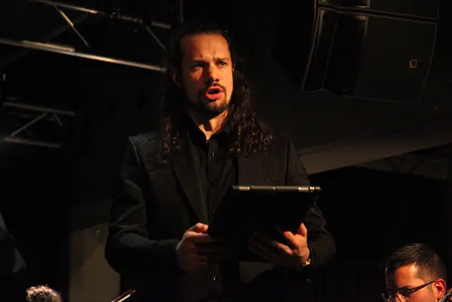 Jonas Juds kraftvoller Bass verleiht den Texten Gravität und Nachdruck.