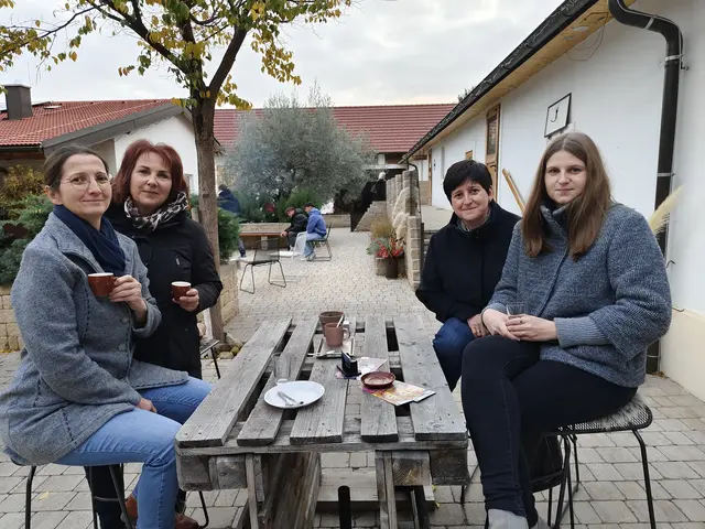 Elisabeth, Vizebürgermeisterin Karin Perger, Seminarbäuerin Maria und Kathi hatten gute Unterhaltung an der frischen Luft.  | Foto: Eva Lacher-Dörfler