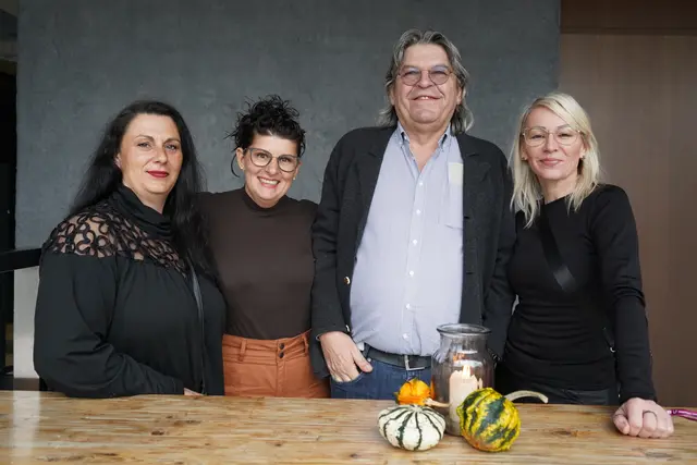 Linda, Natalie und Bianka genießen pannonische Gastfreundschaft. Am Weingut Hannes Reeh werden sie von Hans Reeh begrüßt  | Foto: Andrea Glatzer