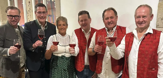 Der gastgebende Bürgermeister Dieter Hehnle mit dem Köflacher Stadtchef Helmut Linhart und der Gruppe Herzschlag | Foto: Helmut Linhart