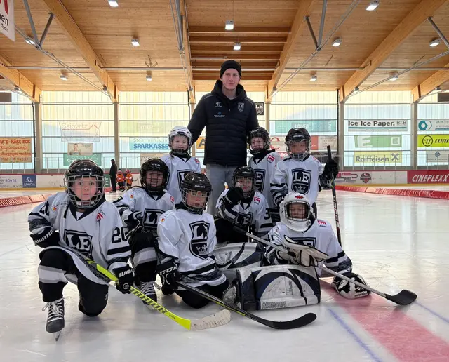 Das Team der U7 mit Trainer Julian Reisinger. | Foto: LE Kings