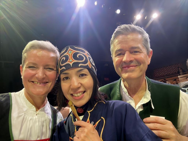 Magdalena und Manfred Rußmann mit einer Maultrommel-Künstlerin der Ainu People (Veranstalter) in ihrer typischen blauen Tracht. Sie spielt auf einer aus Bambus gefertigten Maultrommel. | Foto: Rußmann