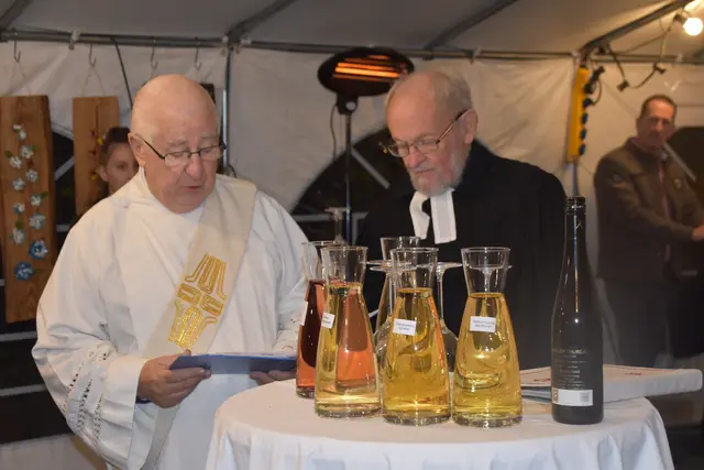 Diakon Alfred Resetar und Professor Wilfried Salber führten die Segnung des Jungweins durch. | Foto: Michael Strini