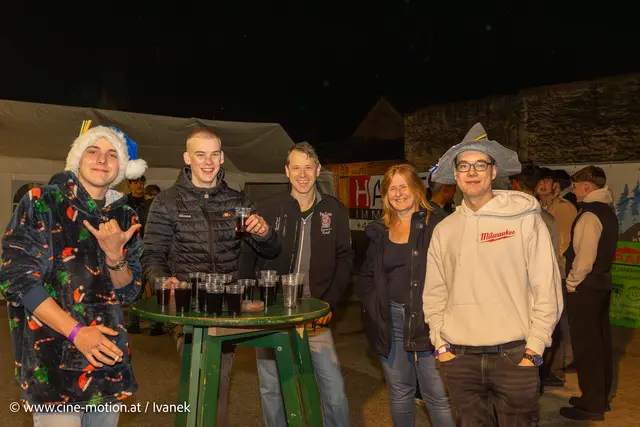 Waldviertler auf Besuch: Lukas, Kilian Schwarz mit Eltern und Stefan mit Ihrer Getränkeausrüstung für eine lange Nacht (vlnr). | Foto: www.cine-motion.at / Ivanek
