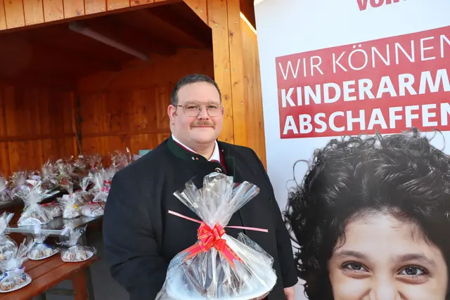 Rene Strohmeier setzt mit seinem SPÖ-Team Zeichen gegen Kinderarmut. Die offizielle Übergabe der Spenden wird Anfang Dezember bei der Regionalsitzung der Volkshilfe erfolgen. | Foto: Edith Ertl