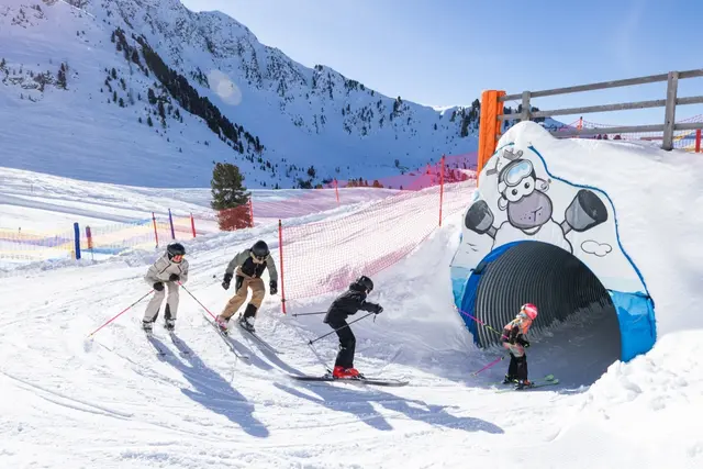 Spaß für Jung und Alt ist im Oetzer Skigebiet garantiert.