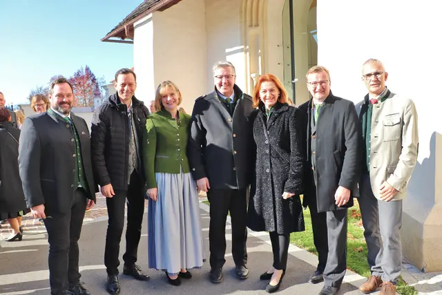 Nach dem Wallfahrer-Gottesdienst gings zum Festakt im VAZ Fernitz: Georg Thünauer, Ernst Gödl, Andrea Simperl, Andreas Steinegger, Simone Schmiedtbauer, Johannes Wieser und Manfred Kohlfürst.  | Foto: Edith Ertl