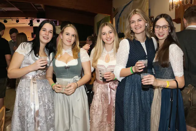 Viele Mädchen besuchten im Dirndl den Ball in Wendling. | Foto: Sona Hasoyan