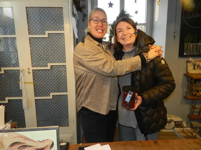 Katharina Bresnik,Karin Schindler waren Trotz schlecht wetter mit den Besuch sehr zufrieden | Foto: Heribert Punz