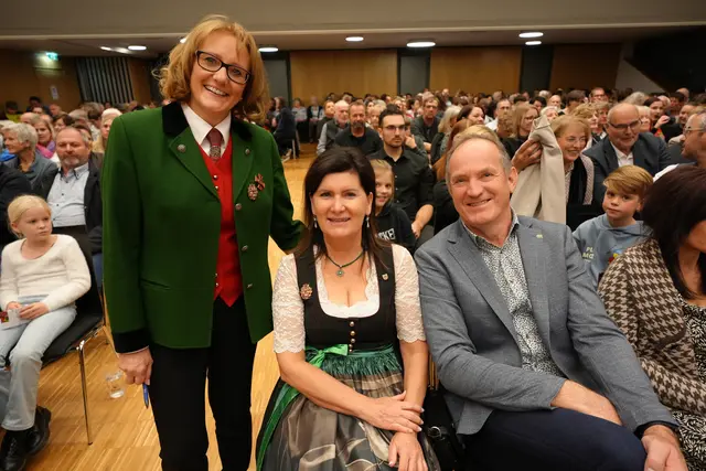 Obfrau se Stadtkapelle St. Andrä Astrid Stippich, Bgm. Maria Knauder, Heinz Knauder.
