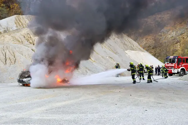 Ein feuriges Übungsszenario hatten die Feuerwehren zu meistern. | Foto: Bezirksfeuerwehrkommando Oberwart/Alexander Flaschberger