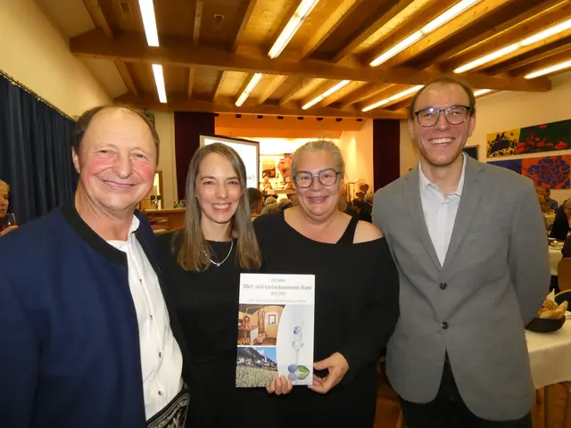 Können auf die Festschrift stolz sein: Obmann Stefan Nothdurfter, Kathrin Gruber (Redaktion und Videos), Michaela Thöni-Kohler (Design) und Benjamin Kössler (Videos und Fotos).  