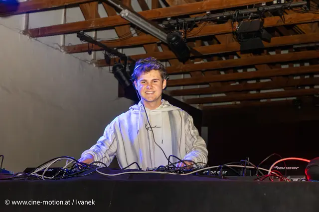 DJ Golemo bei seiner Arbeit. | Foto: www.cine-motion.at / Ivanek